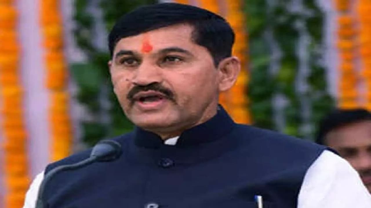 गहलोत सरकार के मंत्री का सांसद किरोड़ी लाल पर हमला, कहा उन पर 5 केस दर्ज, सरेंडर करें गहलोत सरकार के मंत्री का सांसद किरोड़ी लाल पर हमला, कहा उन पर 5 केस दर्ज, सरेंडर करें