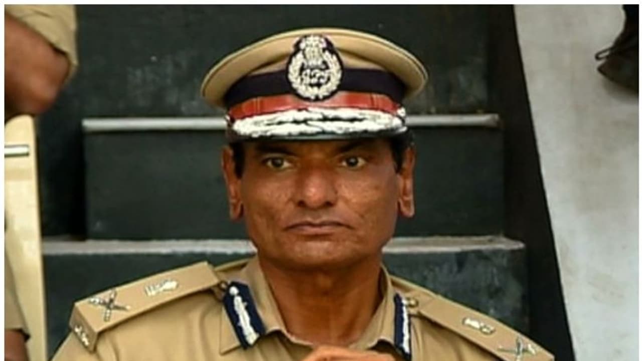 മഴ: അടിയന്തര സാഹചര്യം നേരിടാൻ തയ്യാറായിരിക്കണം, പൊലീസിന് ജാഗ്രതാ നിർദ്ദേശം നൽകി ഡിജിപി മഴ: അടിയന്തര സാഹചര്യം നേരിടാൻ തയ്യാറായിരിക്കണം, പൊലീസിന് ജാഗ്രതാ നിർദ്ദേശം നൽകി ഡിജിപി