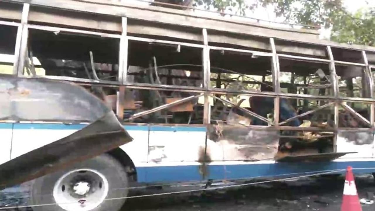 कटरा से जम्मू जा रही बस में लगी आग, 4 की मौत, 22 घायल, FSL की टीम कर रही जांच कटरा से जम्मू जा रही बस में लगी आग, 4 की मौत, 22 घायल, FSL की टीम कर रही जांच