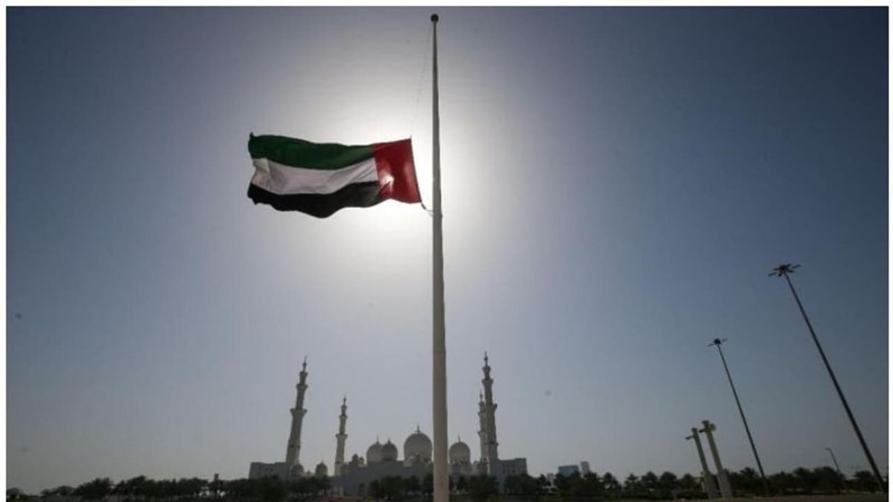 യുഎഇയില് 40 ദിവസത്തെ ഔദ്യോഗിക ദുഃഖാചരണം ഇന്ന് അവസാനിക്കും യുഎഇയില് 40 ദിവസത്തെ ഔദ്യോഗിക ദുഃഖാചരണം ഇന്ന് അവസാനിക്കും