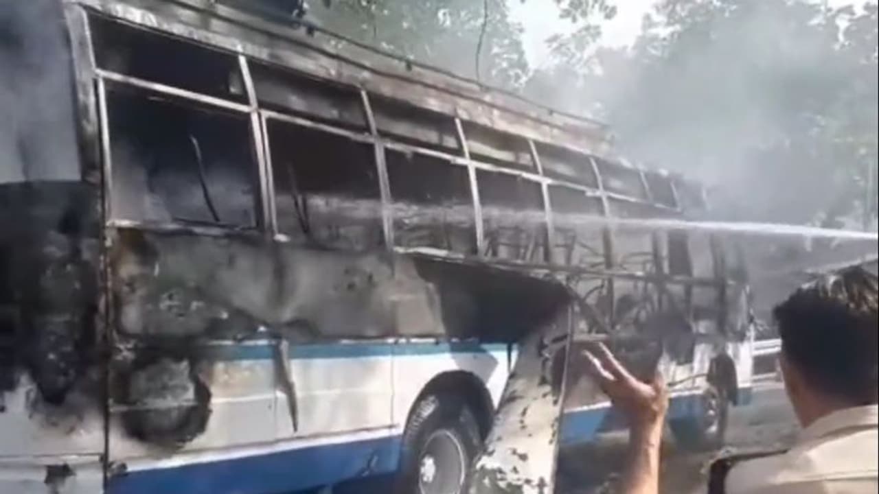 Bus Catches Fire ವೈಷ್ಣೋ ದೇವಿ ಯಾತ್ರಾರ್ಥಿಗಳು ತೆರಳುತ್ತಿದ್ದ ಬಸ್ಗೆ ಬೆಂಕಿ, 4 ಸಾವು, 22 ಮಂದಿ ಗಂಭೀರ! Bus Catches Fire ವೈಷ್ಣೋ ದೇವಿ ಯಾತ್ರಾರ್ಥಿಗಳು ತೆರಳುತ್ತಿದ್ದ ಬಸ್ಗೆ ಬೆಂಕಿ, 4 ಸಾವು, 22 ಮಂದಿ ಗಂಭೀರ!