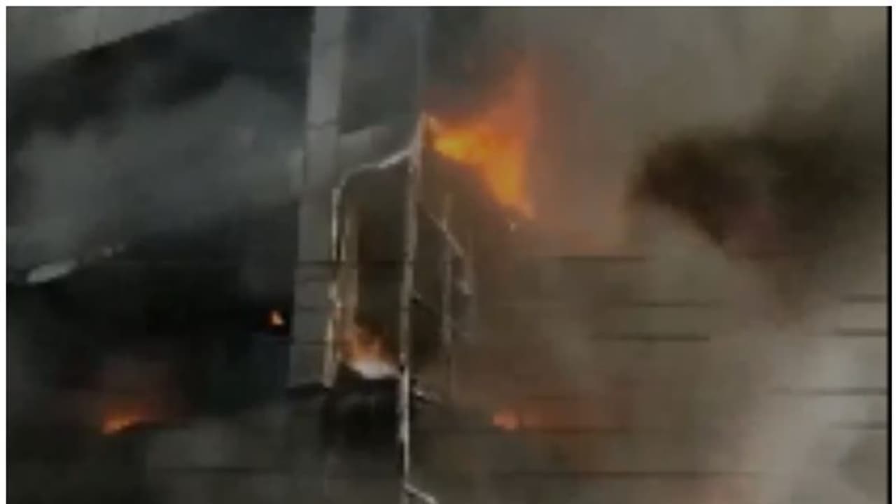 ദില്ലിയില്‍ മൂന്നുനില കെട്ടിടത്തില്‍ വന്‍ തീപിടുത്തം: 26 പേര്‍ വെന്തുമരിച്ചു, 70 പേരെ രക്ഷപ്പെടുത്തി