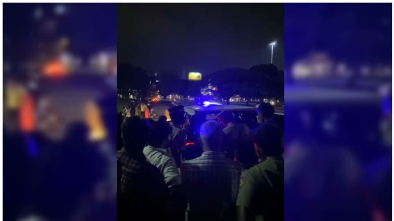 വടക്കുംനാഥ ക്ഷേത്ര മൈതാനത്ത് മദ്യലഹരിയിൽ ചൈനീസ് പടക്കം പൊട്ടിച്ചു; മൂന്നുപേര് പിടിയില് വടക്കുംനാഥ ക്ഷേത്ര മൈതാനത്ത് മദ്യലഹരിയിൽ ചൈനീസ് പടക്കം പൊട്ടിച്ചു; മൂന്നുപേര് പിടിയില്