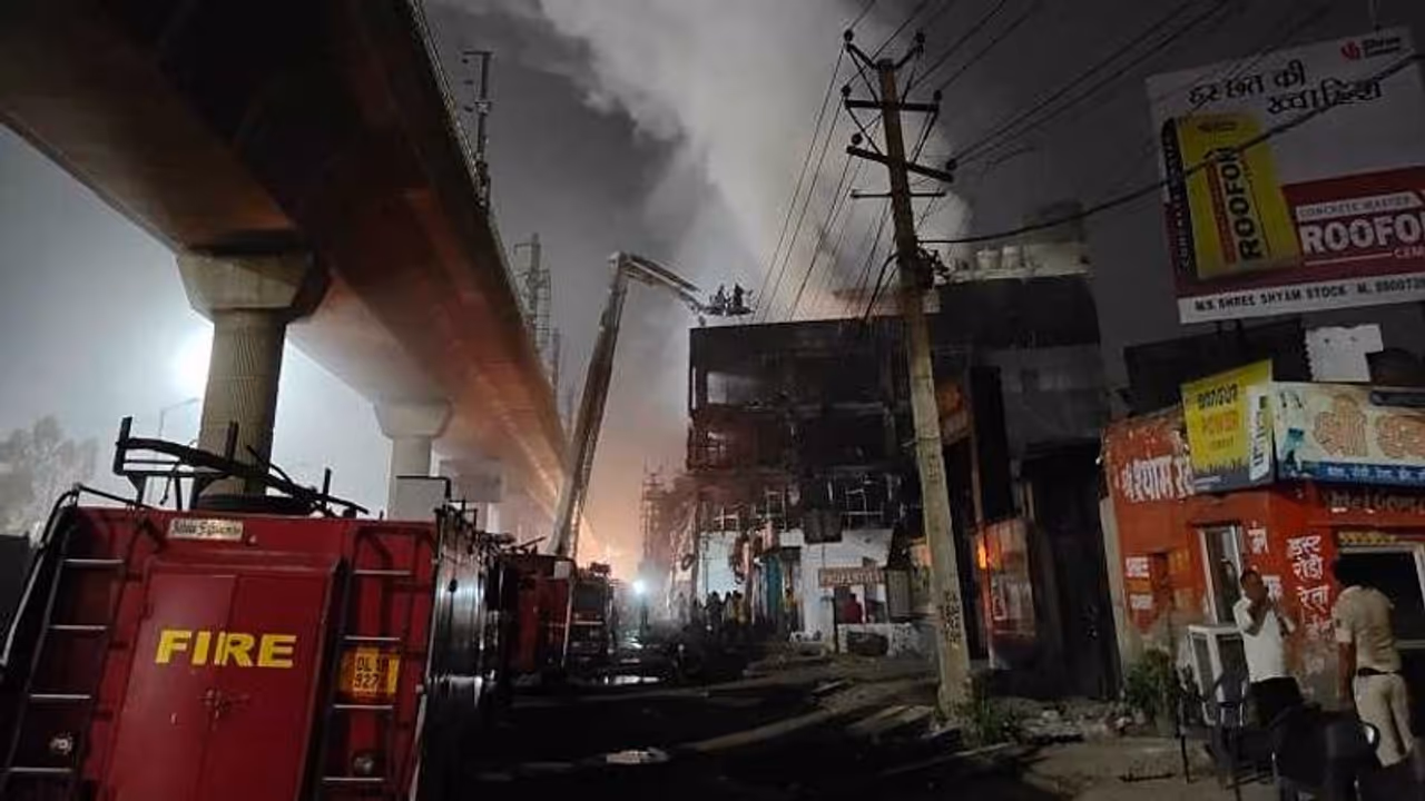 Delhi Fire ದಿಲ್ಲಿಯಲ್ಲಿ ಮತ್ತೊಂದು ಮಹಾ ದುರಂತ, ಅಗ್ನಿ ಅವಘಡಕ್ಕೆ 27 ಜನ ಸಜೀವ ಬಲಿ! Delhi Fire ದಿಲ್ಲಿಯಲ್ಲಿ ಮತ್ತೊಂದು ಮಹಾ ದುರಂತ, ಅಗ್ನಿ ಅವಘಡಕ್ಕೆ 27 ಜನ ಸಜೀವ ಬಲಿ!