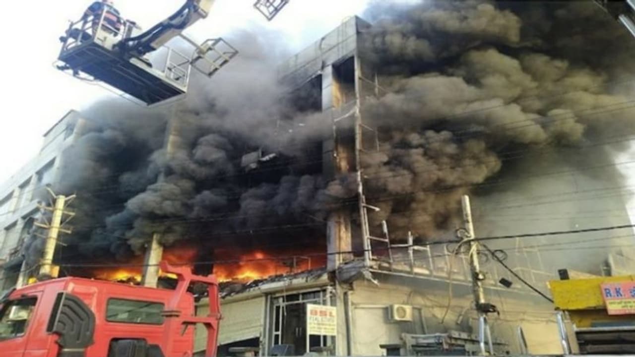 ఢిల్లీలో నాలుగంతస్తుల వాణిజ్య భవనంలో భారీ అగ్ని ప్రమాదం.. 27మంది మృతి, ఇద్దరి అరెస్ట్... ఢిల్లీలో నాలుగంతస్తుల వాణిజ్య భవనంలో భారీ అగ్ని ప్రమాదం.. 27మంది మృతి, ఇద్దరి అరెస్ట్...