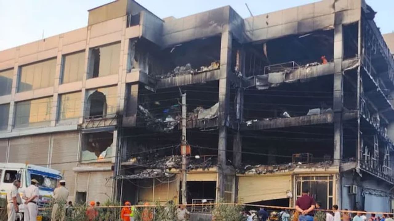 Massive fire in Mundka; CM orders magisterial inquiry, announces Rs 10 lakh compensation Massive fire in Mundka; CM orders magisterial inquiry, announces Rs 10 lakh compensation