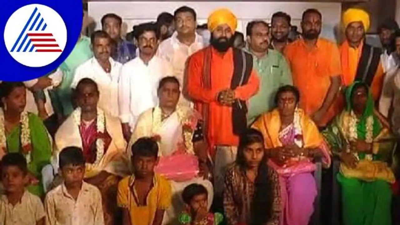 ವಿಜಯಪುರದಲ್ಲೊಂದು ವಿಶಿಷ್ಟ ಆಚರಣೆ: ಮಂಗಳಮುಖಿಯರಿಗೆ ಉಡಿ ತುಂಬಿದ ಹುಲಜಂತಿ ಭಕ್ತರು..!