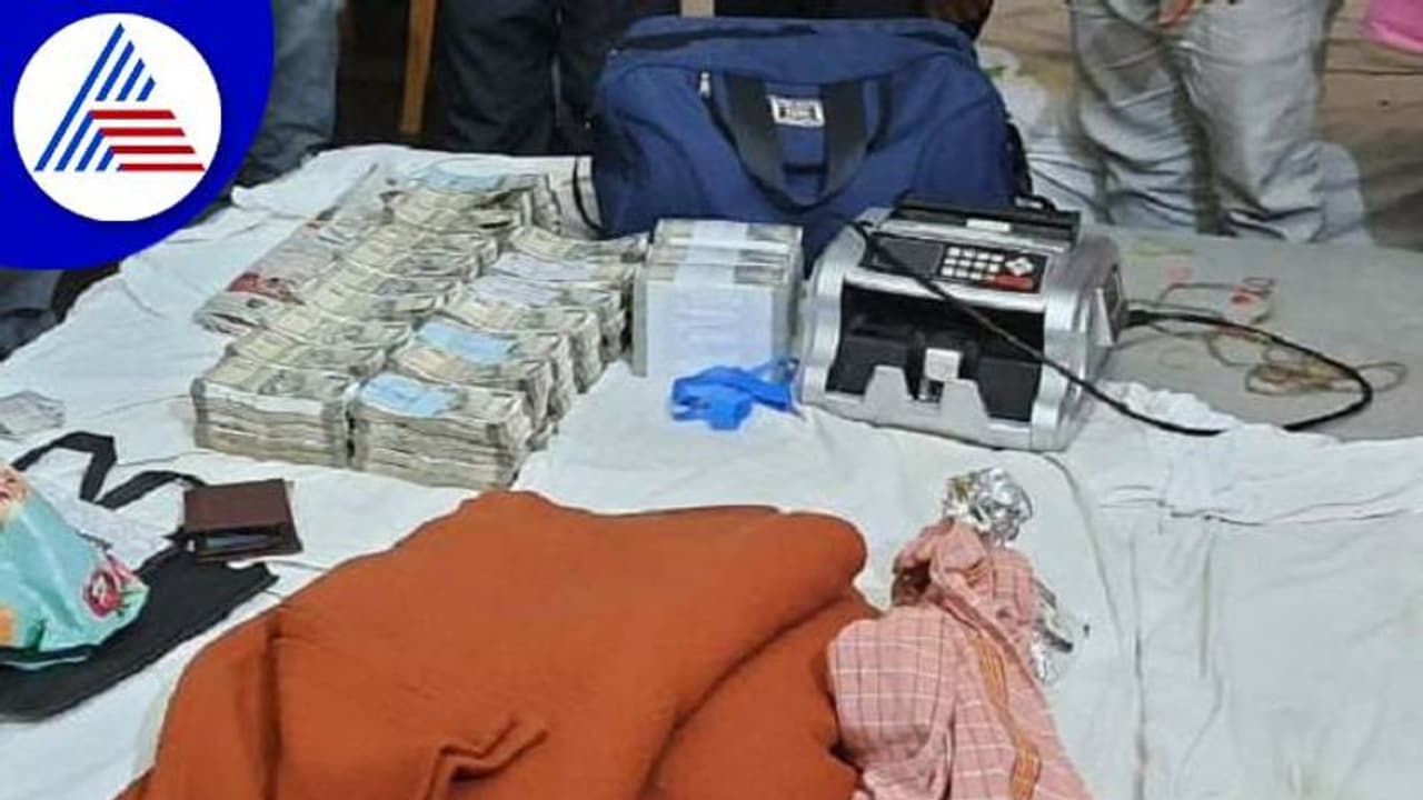 Haveri: ದಾಖಲೆ ಇಲ್ಲದ 58 ಲಕ್ಷ ರೂ. ಹಣ ಪತ್ತೆ: ಮೂವರ ಬಂಧನ Haveri: ದಾಖಲೆ ಇಲ್ಲದ 58 ಲಕ್ಷ ರೂ. ಹಣ ಪತ್ತೆ: ಮೂವರ ಬಂಧನ