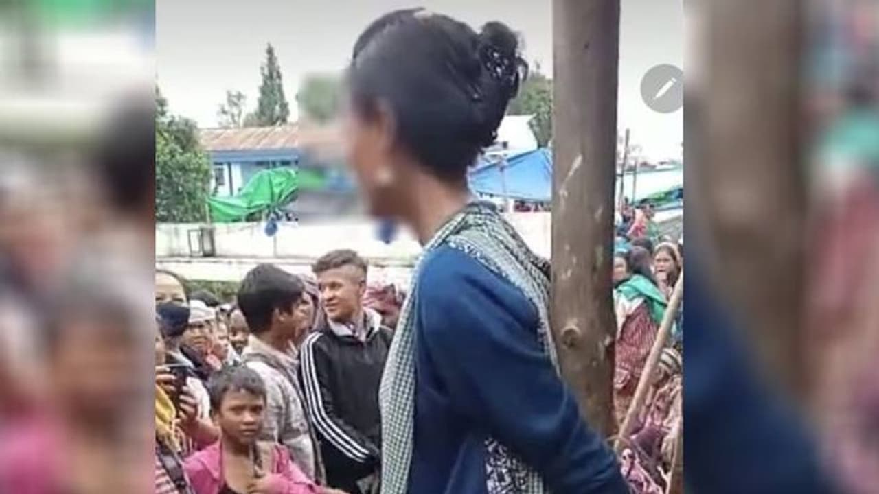 பட்டப்பகலில் கம்பத்தில் கட்டிவைக்கப்பட்ட பெண்... வைரலான வீடியோ.... என்ன ஆச்சு தெரியுமா? பட்டப்பகலில் கம்பத்தில் கட்டிவைக்கப்பட்ட பெண்... வைரலான வீடியோ.... என்ன ஆச்சு தெரியுமா?