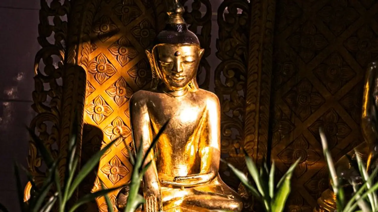 உங்கள் வீட்டில் புத்தர் சிலையை இங்கு வையுங்க...நன்மைகள் பல கிடைக்கும்..!! உங்கள் வீட்டில் புத்தர் சிலையை இங்கு வையுங்க...நன்மைகள் பல கிடைக்கும்..!!