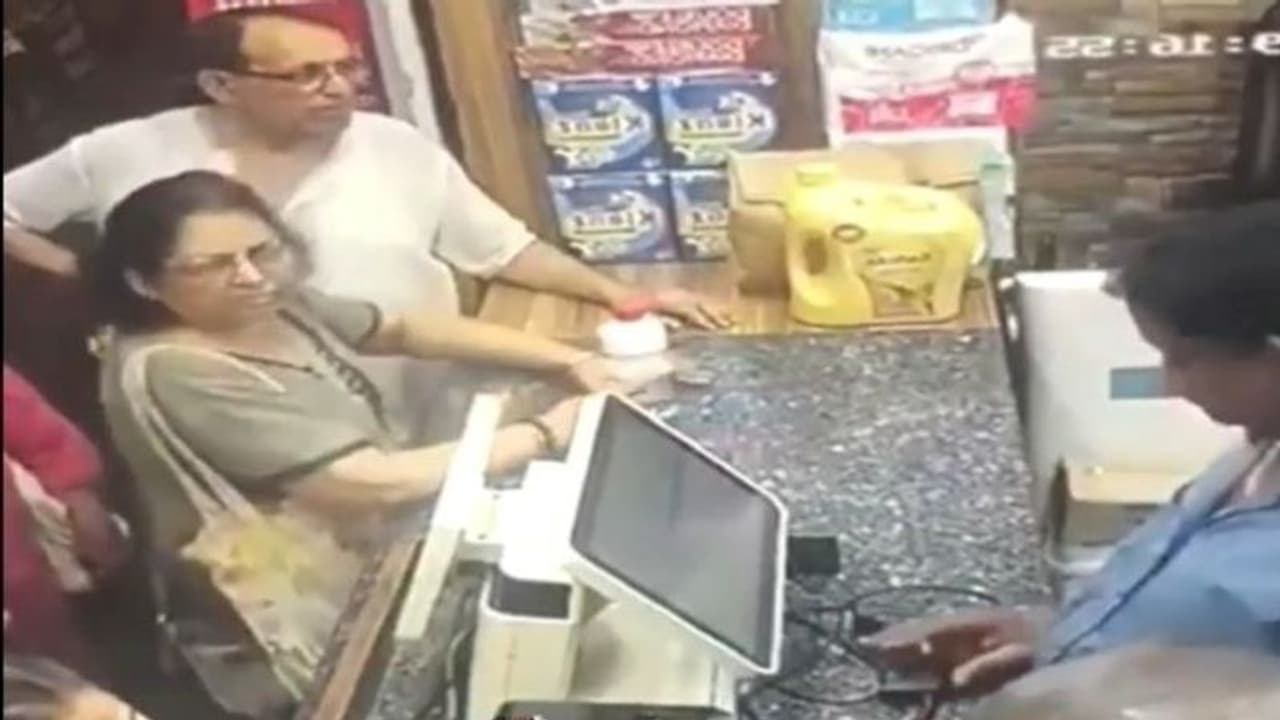 'हमारी आंटियां चोरों से कम हैं के' देखिए एक महिला ने पलक झपकते दुकान पर मोबाइल कैसे उड़ाया 'हमारी आंटियां चोरों से कम हैं के' देखिए एक महिला ने पलक झपकते दुकान पर मोबाइल कैसे उड़ाया