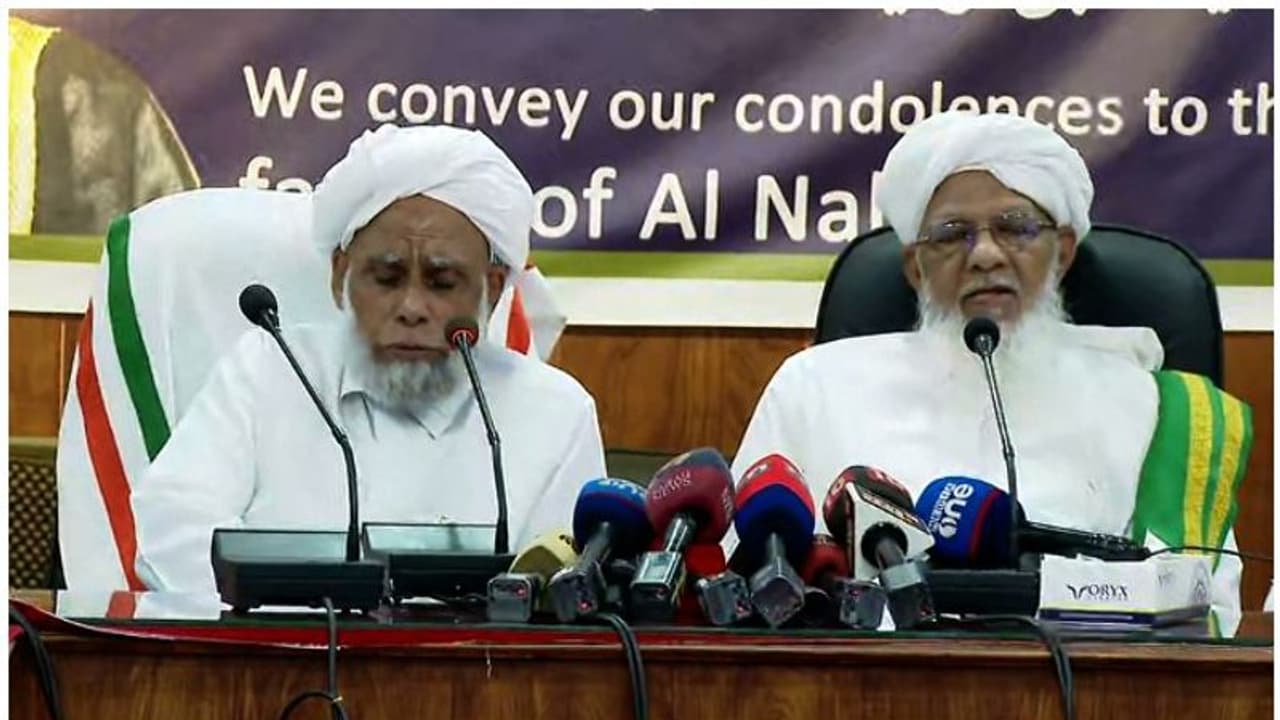 പെണ്വിലക്കിനെ ന്യായീകരിച്ച് സമസ്ത: സമ്മാന ചടങ്ങിൽ വിദ്യാർത്ഥിനിയെ അപമാനിച്ചിട്ടില്ലെന്ന് നേതാക്കൾ പെണ്വിലക്കിനെ ന്യായീകരിച്ച് സമസ്ത: സമ്മാന ചടങ്ങിൽ വിദ്യാർത്ഥിനിയെ അപമാനിച്ചിട്ടില്ലെന്ന് നേതാക്കൾ