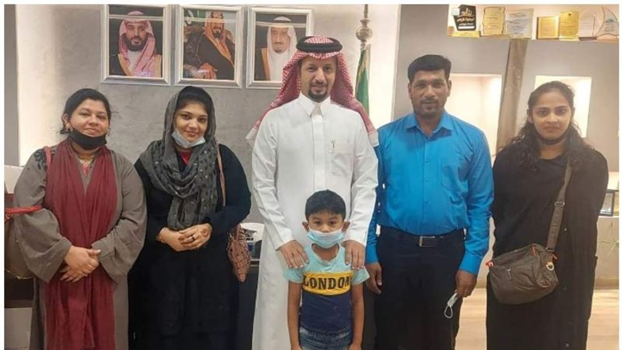 മാനസികാസ്വാസ്ഥ്യം മൂലം തെരുവില് അലഞ്ഞ ഇന്ത്യന് വീട്ടുവേലക്കാരിക്ക് തുണയായി മലയാളി സാമൂഹികപ്രവര്ത്തകര് മാനസികാസ്വാസ്ഥ്യം മൂലം തെരുവില് അലഞ്ഞ ഇന്ത്യന് വീട്ടുവേലക്കാരിക്ക് തുണയായി മലയാളി സാമൂഹികപ്രവര്ത്തകര്