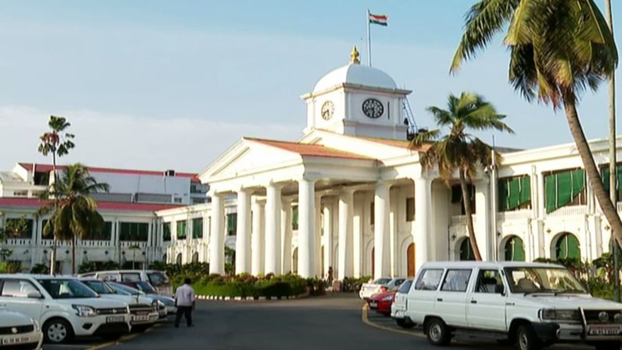 'അത്തപ്പൂക്കളം മാത്രമിടാം'; സെക്രട്ടറിയേറ്റിലെ ഓണാഘോഷങ്ങൾക്ക് നിയന്ത്രണം, ഓണം സുവനിയർ ഇറക്കുന്നതും പ്രതിസന്ധി