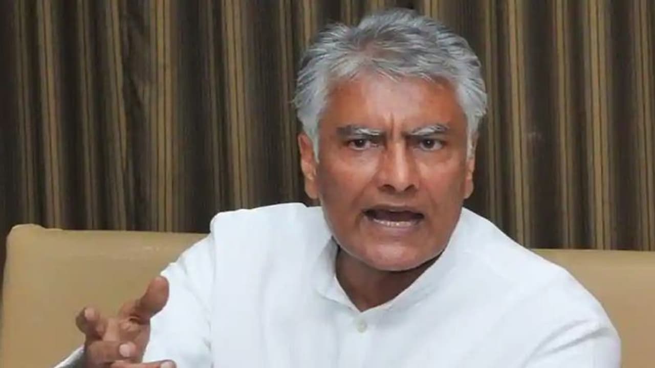 पंजाब कांग्रेस के पूर्व प्रमुख सुनील जाखड़ ने छोड़ी पार्टी, चरणजीत चन्नी की आलोचना के बाद मिला था नोटिस पंजाब कांग्रेस के पूर्व प्रमुख सुनील जाखड़ ने छोड़ी पार्टी, चरणजीत चन्नी की आलोचना के बाद मिला था नोटिस