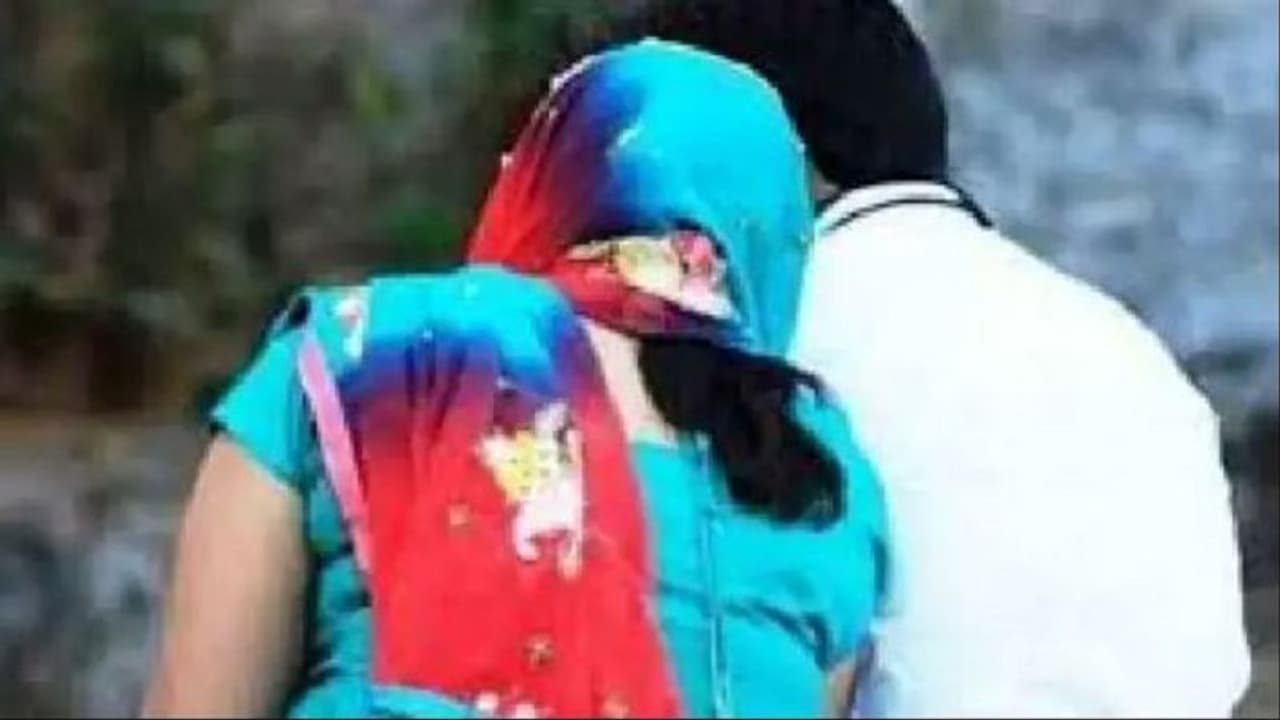 காதலில் மண்ணைப் போட்ட கல்லூரி பேராசிரியர்.. வகுப்பறையில் நுழைந்து தூக்கிபோட்டு குத்திய மாணவன். காதலில் மண்ணைப் போட்ட கல்லூரி பேராசிரியர்.. வகுப்பறையில் நுழைந்து தூக்கிபோட்டு குத்திய மாணவன்.