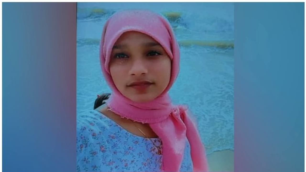 ഫറൂഖ് റെയില്വേ പാലത്തില് വിദ്യാര്ത്ഥിനി ട്രെയിന് തട്ടി മരിച്ചത് സെല്ഫി എടുക്കുന്നതിനിടെ ഫറൂഖ് റെയില്വേ പാലത്തില് വിദ്യാര്ത്ഥിനി ട്രെയിന് തട്ടി മരിച്ചത് സെല്ഫി എടുക്കുന്നതിനിടെ