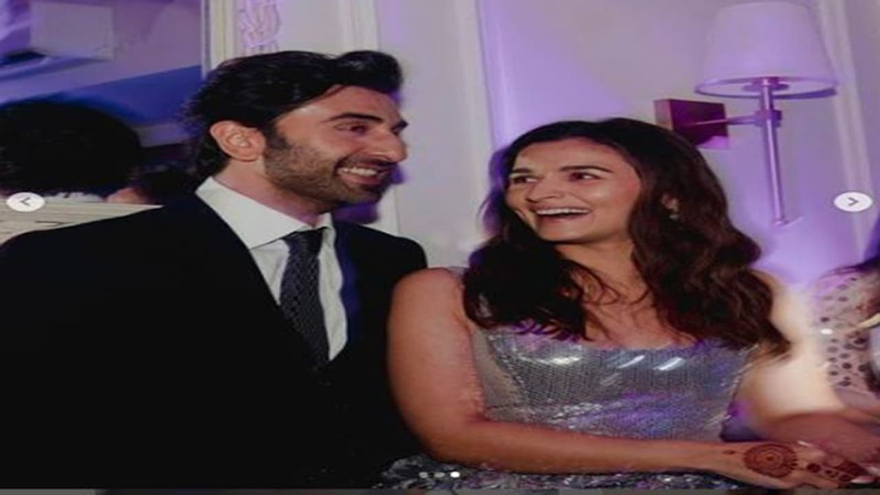 आलिया भट्ट की वेडिंग रिसेप्शन ड्रेस देखकर दंग रह गए थे रणवीर कपूर, फिर दिया था ऐसा रिएक्शन आलिया भट्ट की वेडिंग रिसेप्शन ड्रेस देखकर दंग रह गए थे रणवीर कपूर, फिर दिया था ऐसा रिएक्शन