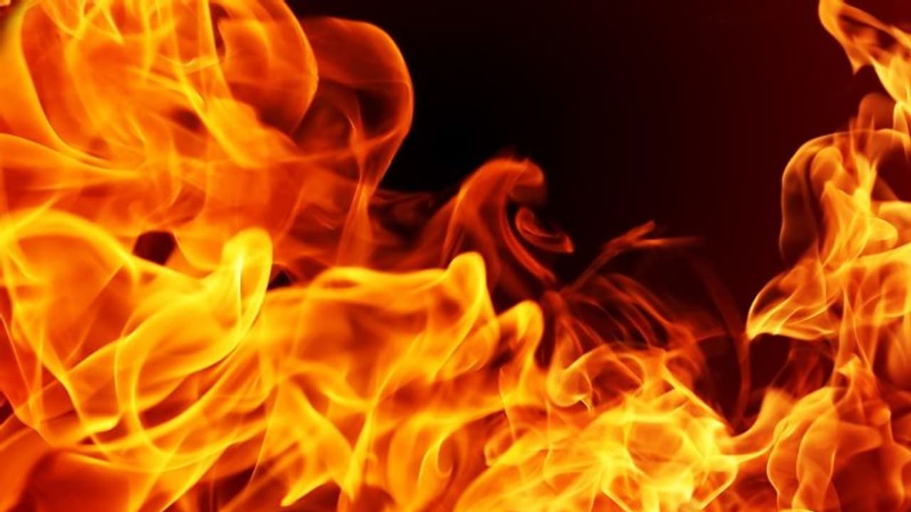 ಸೀಮೆ ಎಣ್ಣೆ ಸುರಿದುಕೊಂಡು ವ್ಯಕ್ತಿ ಆತ್ಮಹತ್ಯೆಗೆ ಯತ್ನ: ರಕ್ಷಿಸಲು ಹೋದ ಪೊಲೀಸರಿಗೂ ತಗುಲಿದ ಬೆಂಕಿ 