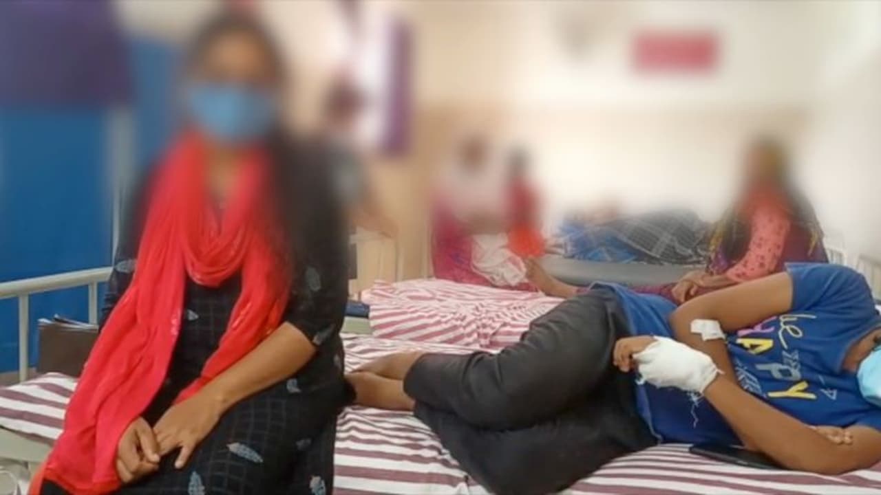 കൊല്ലത്ത് അമ്മയെ മർദ്ദിക്കുന്നത് തടയാൻ ചെന്ന മകള്ക്ക് അച്ഛന്റെ വെട്ടേറ്റ് പരിക്ക് കൊല്ലത്ത് അമ്മയെ മർദ്ദിക്കുന്നത് തടയാൻ ചെന്ന മകള്ക്ക് അച്ഛന്റെ വെട്ടേറ്റ് പരിക്ക്