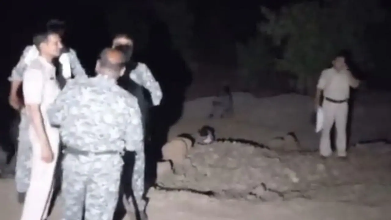 गुना पुलिसकर्मी हत्याकांड: 24 घंटे के अंदर 2 आरोपियों को एनकाउंटर में किया ढेर, 10 थानों की पुलिस तैनात गुना पुलिसकर्मी हत्याकांड: 24 घंटे के अंदर 2 आरोपियों को एनकाउंटर में किया ढेर, 10 थानों की पुलिस तैनात