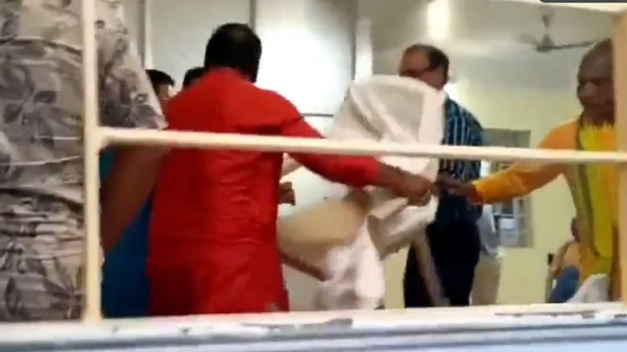 కుర్చీలు విర‌గ్గొడుతూ, కేకలేస్తూ బీజేపీ నాయకుల ఆగ్రహం.. త్రిపుర సీఎం ప్ర‌క‌ట‌న స‌మ‌యంలో గంద‌ర‌గోళం..