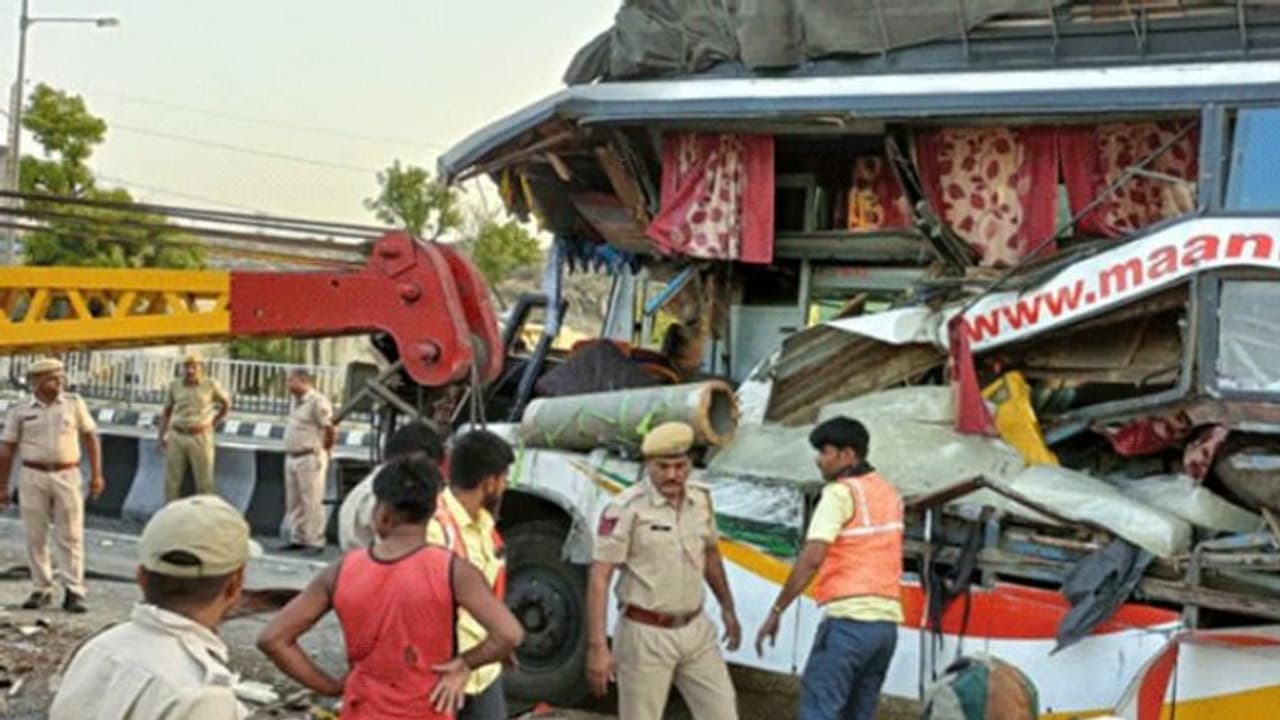 राजस्थान में संडे बना काल का दिन: भयानक एक्सीडेंट में 4 पैसेंजर्स की मौत, कई सिर फूटे तो कई के हाथ पैर टूटे राजस्थान में संडे बना काल का दिन: भयानक एक्सीडेंट में 4 पैसेंजर्स की मौत, कई सिर फूटे तो कई के हाथ पैर टूटे
