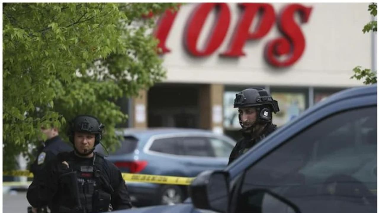 Mass Shooting at New York : ന്യൂയോർക്കിൽ സൂപ്പർ മാർക്കറ്റിൽ വെടിവയ്പ്; 10 പേർ കൊല്ലപ്പെട്ടു