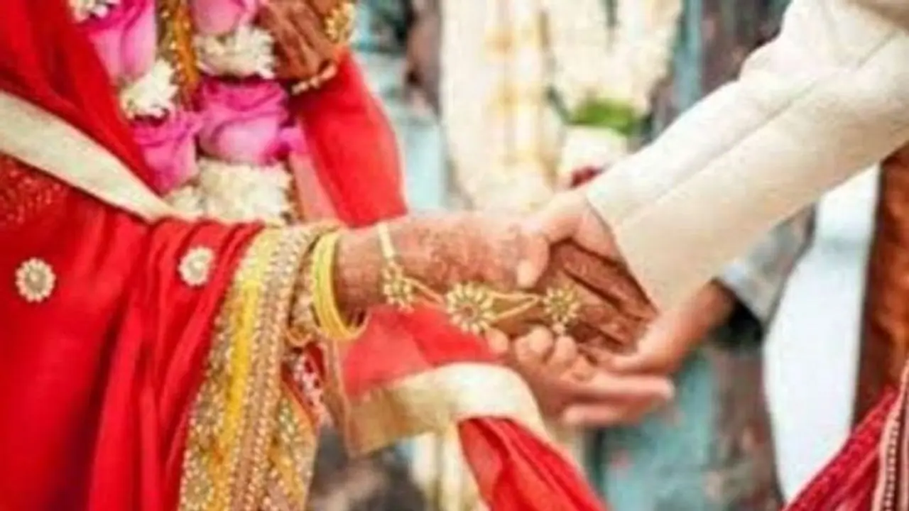 गाजीपुर: तीन साल पुरानी प्रेमिका ने पुलिस का सहारा लेकर उठाया बड़ा कदम, दूल्हे ने जेल जाने के डर से कर ली शादी