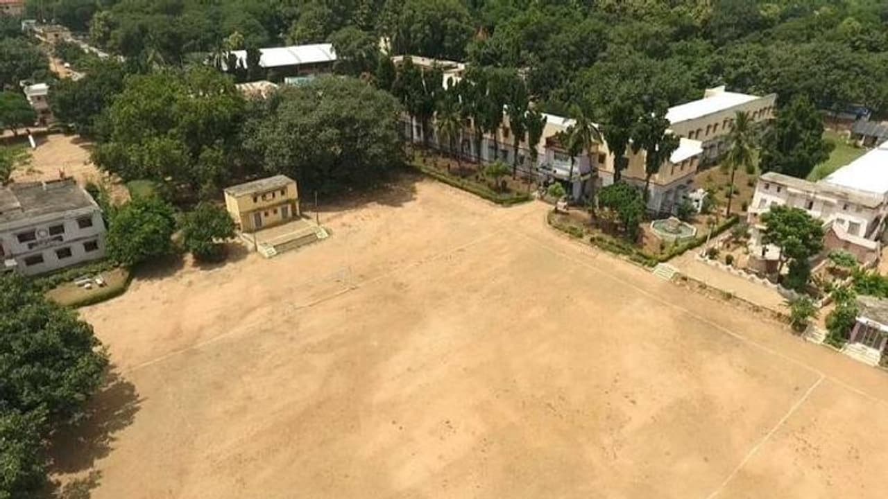 മകൾക്ക് കൂടുതൽ പഠിക്കാനാവസരം കിട്ടിയില്ല, പെൺകുട്ടികൾക്കായി സ്കൂൾ തന്നെ തുടങ്ങി മകൾക്ക് കൂടുതൽ പഠിക്കാനാവസരം കിട്ടിയില്ല, പെൺകുട്ടികൾക്കായി സ്കൂൾ തന്നെ തുടങ്ങി