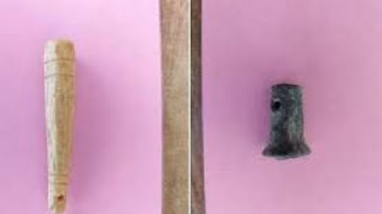 அகழாய்வில் கிடைத்த தொல் பொருட்கள்.. யானை தந்தத்தால் ஆன அணிகலன்.. சுடுமண் தொங்கட்டான்.. அகழாய்வில் கிடைத்த தொல் பொருட்கள்.. யானை தந்தத்தால் ஆன அணிகலன்.. சுடுமண் தொங்கட்டான்..