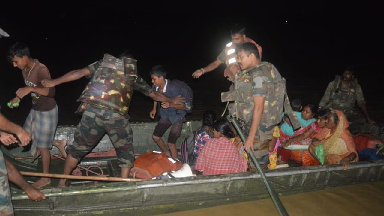 Assam flash floods : అస్సాంలో వరదల బీభత్సం.. ముగ్గురు మృతి.. 94 గ్రామాలపై ప్రభావం.. Assam flash floods : అస్సాంలో వరదల బీభత్సం.. ముగ్గురు మృతి.. 94 గ్రామాలపై ప్రభావం..