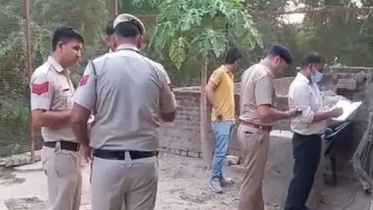 हरियणा में हैवान बाप क्रूरता दिल दहला दे: 8 साल की बेटी को मार डाला, वो चीखती रही और प्लास से उखाड़ दिए नाखून हरियणा में हैवान बाप क्रूरता दिल दहला दे: 8 साल की बेटी को मार डाला, वो चीखती रही और प्लास से उखाड़ दिए नाखून