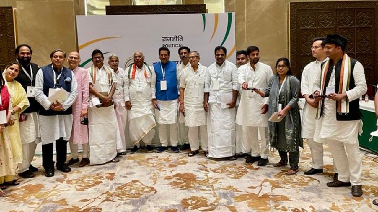 Chintan Shivir: స్నేహపూర్వక పరిష్కారాలు లభించాయి.. చింతన్ శివిర్పై శశిథరూర్ వ్యాఖ్యలు Chintan Shivir: స్నేహపూర్వక పరిష్కారాలు లభించాయి.. చింతన్ శివిర్పై శశిథరూర్ వ్యాఖ్యలు