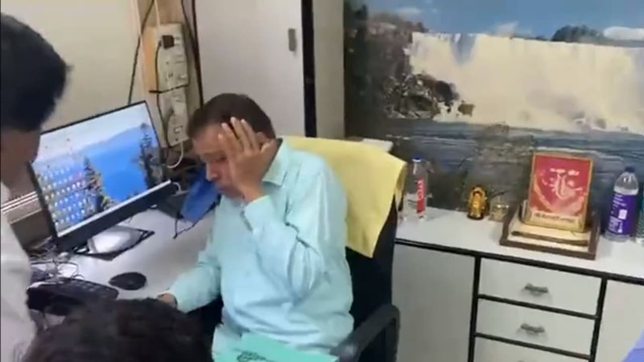 शरद पवार पर आपत्तिजनक टिप्पणी पर एनसीपी कार्यकर्ताओं को आया गुस्सा, बीजेपी के प्रदेश प्रवक्ता को मारा थप्पड़ शरद पवार पर आपत्तिजनक टिप्पणी पर एनसीपी कार्यकर्ताओं को आया गुस्सा, बीजेपी के प्रदेश प्रवक्ता को मारा थप्पड़