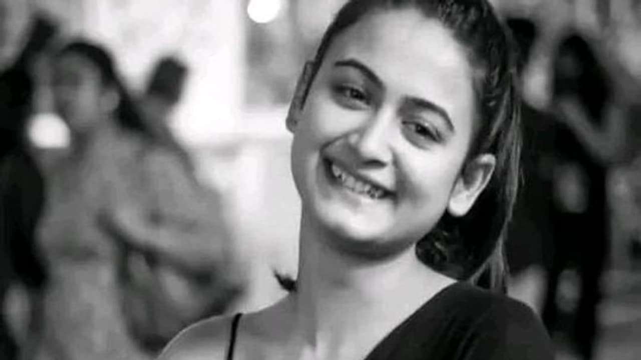 বাংলা টেলি সিরিয়ালের জনপ্রিয় নায়িকা পল্লবী দে র ঝুলন্ত দেহ উদ্ধার, গড়ফা থানায় দায়ের অভিযোগ বাংলা টেলি সিরিয়ালের জনপ্রিয় নায়িকা পল্লবী দে র ঝুলন্ত দেহ উদ্ধার, গড়ফা থানায় দায়ের অভিযোগ