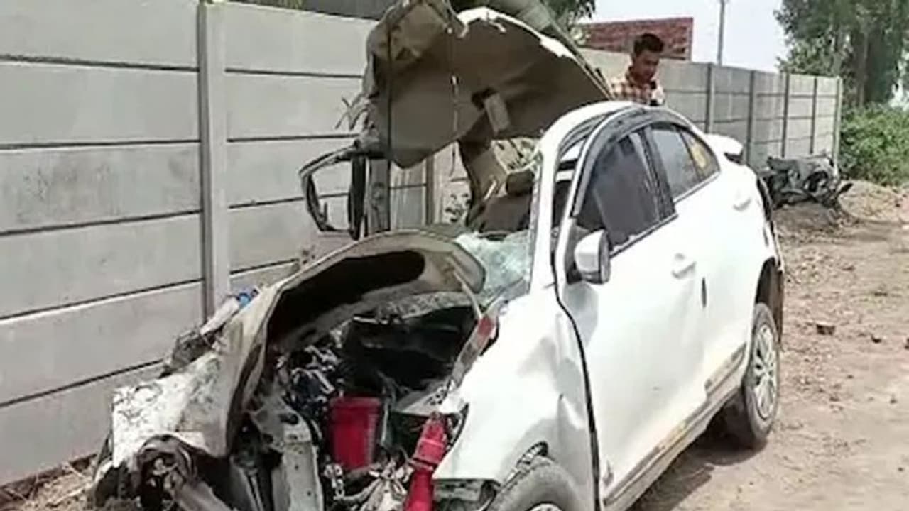 हरियाणा के करनाल में दर्दनाक हादसा : ट्रक से भिड़ी कार, जीजा साले समेत चार के चिथड़े उड़े, सड़क पर खून ही खून