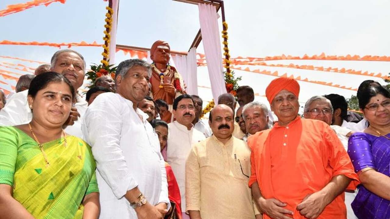 ಧಾರವಾಡದಲ್ಲಿ ಬಸವೇಶ್ವ ಪುತ್ಥಳಿ ಅನಾವರಣಗೊಳಿಸಿದ ಸಿಎಂ ಬೊಮ್ಮಾಯಿ