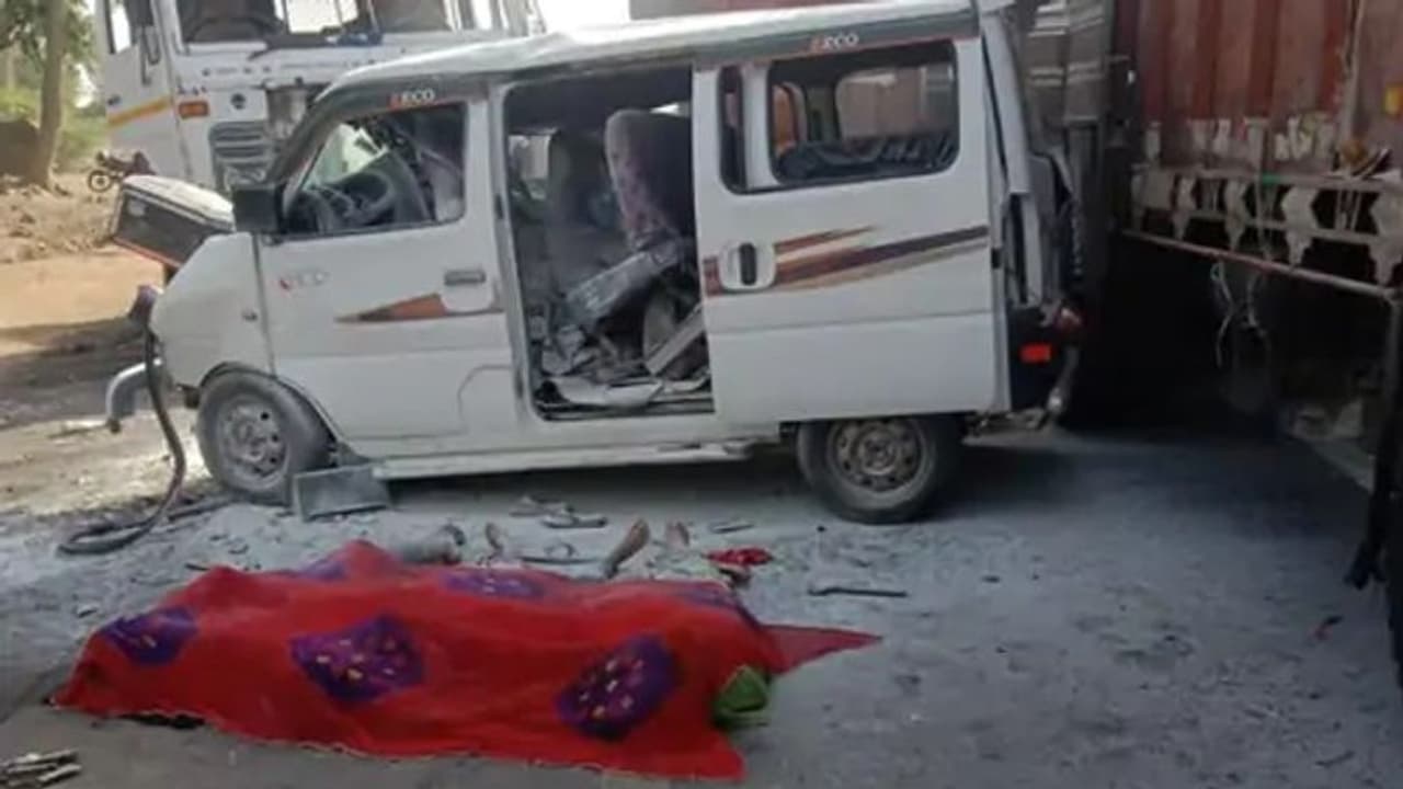 राजस्थान में भीषण एक्सीडेंट: हाइवे पर बिछ गईं खून से सनी लाशें, एक की गलती से हुईं 6 लोगों की मौत राजस्थान में भीषण एक्सीडेंट: हाइवे पर बिछ गईं खून से सनी लाशें, एक की गलती से हुईं 6 लोगों की मौत