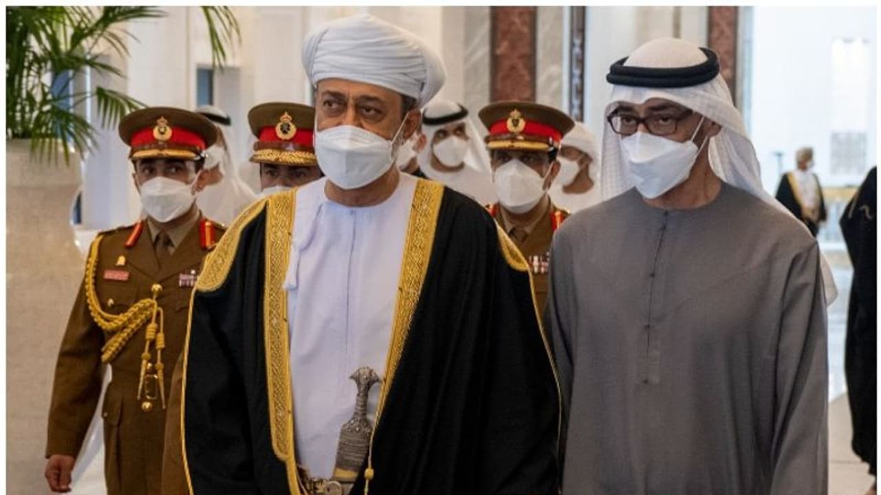 ശൈഖ് ഖലീഫയുടെ മരണത്തിൽ അനുശോചനമറിയിക്കാന് നേരിട്ടെത്തി ഒമാൻ സുൽത്താൻ ശൈഖ് ഖലീഫയുടെ മരണത്തിൽ അനുശോചനമറിയിക്കാന് നേരിട്ടെത്തി ഒമാൻ സുൽത്താൻ