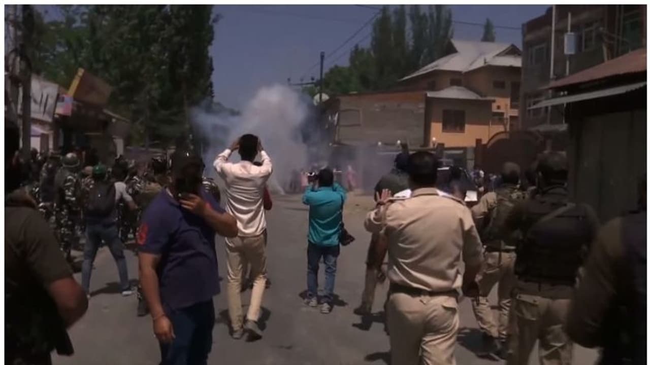 കശ്മീരി പണ്ഡിറ്റുകൾക്കെതിരായ കണ്ണീർവാതക ഷെൽ പ്രയോഗം: അന്വേഷണത്തിന് ഉത്തരവിട്ട് സർക്കാർ