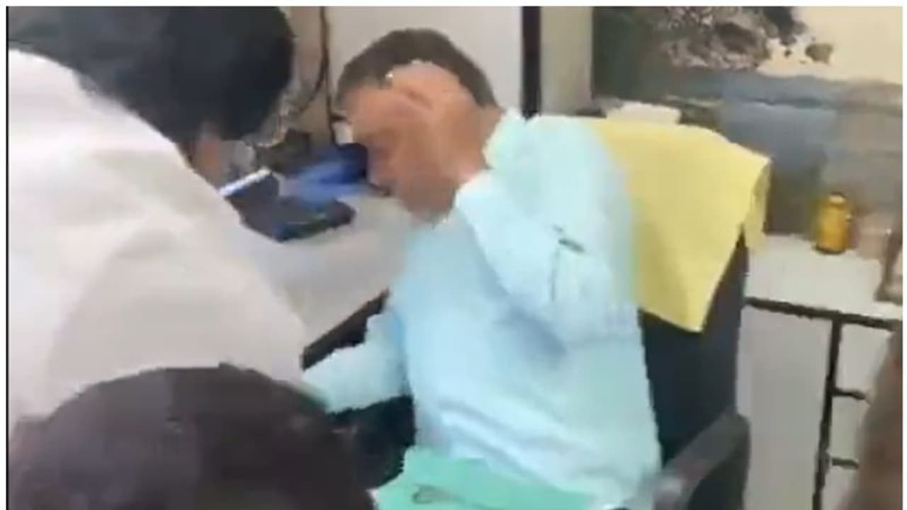 బీజేపీ లీడర్ చెంప చెల్లుమనిపించిన ఎన్సీపీ వర్కర్.. వీడియో వైరల్ బీజేపీ లీడర్ చెంప చెల్లుమనిపించిన ఎన్సీపీ వర్కర్.. వీడియో వైరల్