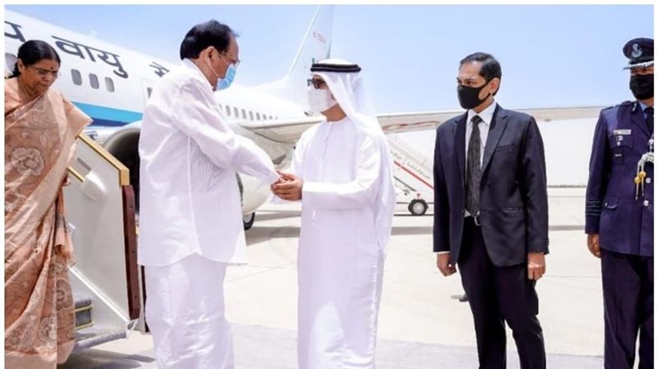 ശൈഖ് ഖലീഫയുടെ നിര്യാണത്തില് അനുശോചനമറിയിക്കാന് ഉപരാഷ്ട്രപതി വെങ്കയ്യ നായിഡു അബുദാബിയിലെത്തി ശൈഖ് ഖലീഫയുടെ നിര്യാണത്തില് അനുശോചനമറിയിക്കാന് ഉപരാഷ്ട്രപതി വെങ്കയ്യ നായിഡു അബുദാബിയിലെത്തി