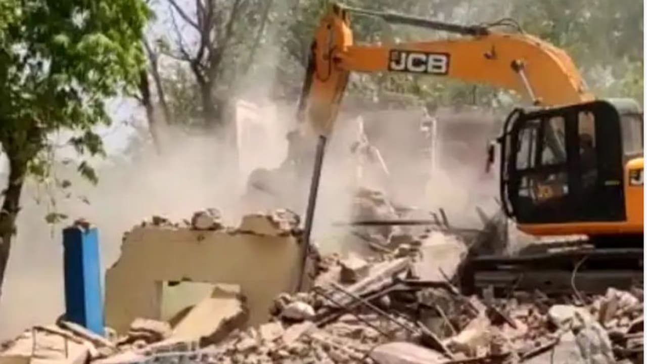  भाजपा सांसद के घर के पास अवैध अतिक्रमण पर चला सीएम योगी का बुलडोज़र, अशियाना टूटता देख बिलखने लगे लोग