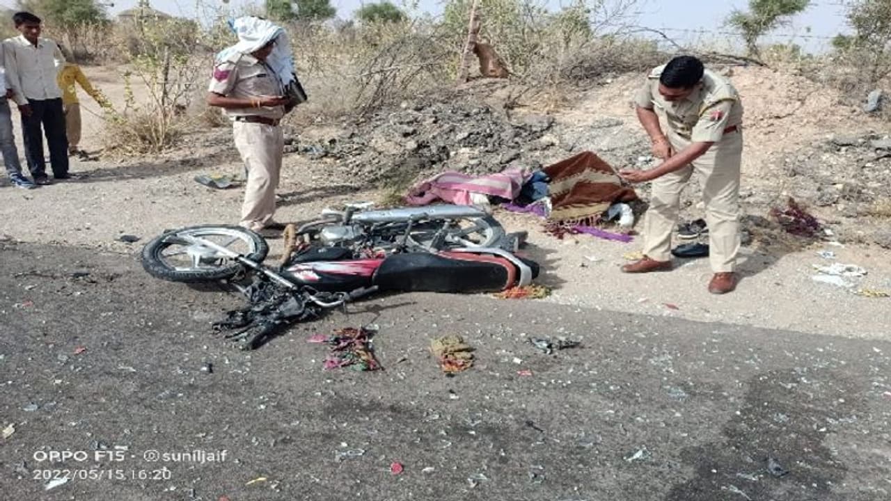 नागौर में हुआ भीषण सड़क हादसा: बस से टकराने पर उछलकर दूर गिरे बाइक सवार,हालत देख लोगों के रोंगटे खड़े हो गए नागौर में हुआ भीषण सड़क हादसा: बस से टकराने पर उछलकर दूर गिरे बाइक सवार,हालत देख लोगों के रोंगटे खड़े हो गए