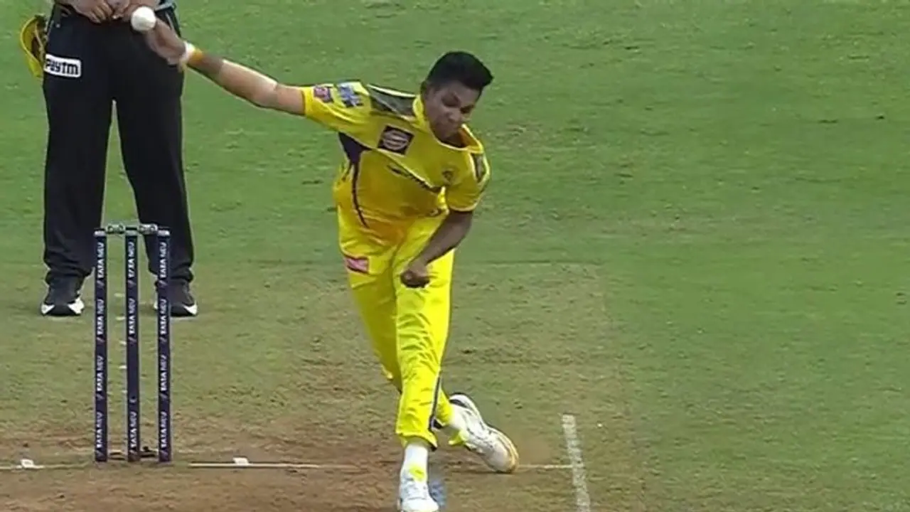 IPL 2022: அறிமுக போட்டியிலயே தோனியிடம் பாராட்டு வாங்கிய குட்டி மலிங்கா..! IPL 2022: அறிமுக போட்டியிலயே தோனியிடம் பாராட்டு வாங்கிய குட்டி மலிங்கா..!