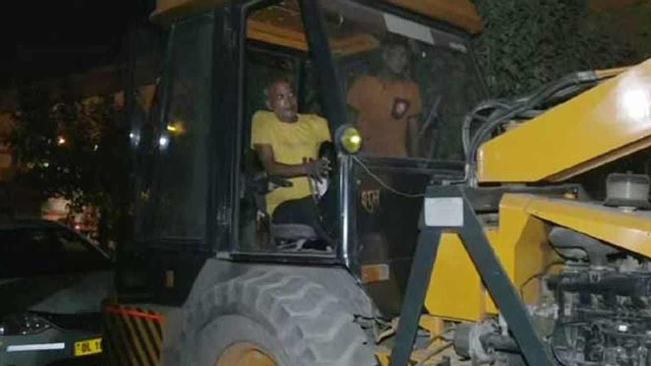 ఆపద్భాంధవుడు : ఢిల్లీ అగ్నిప్రమాదంలో 50 మందిని కాపాడిన క్రేన్ డ్రైవర్.. ఇతనే రాకుంటే ఆపద్భాంధవుడు : ఢిల్లీ అగ్నిప్రమాదంలో 50 మందిని కాపాడిన క్రేన్ డ్రైవర్.. ఇతనే రాకుంటే