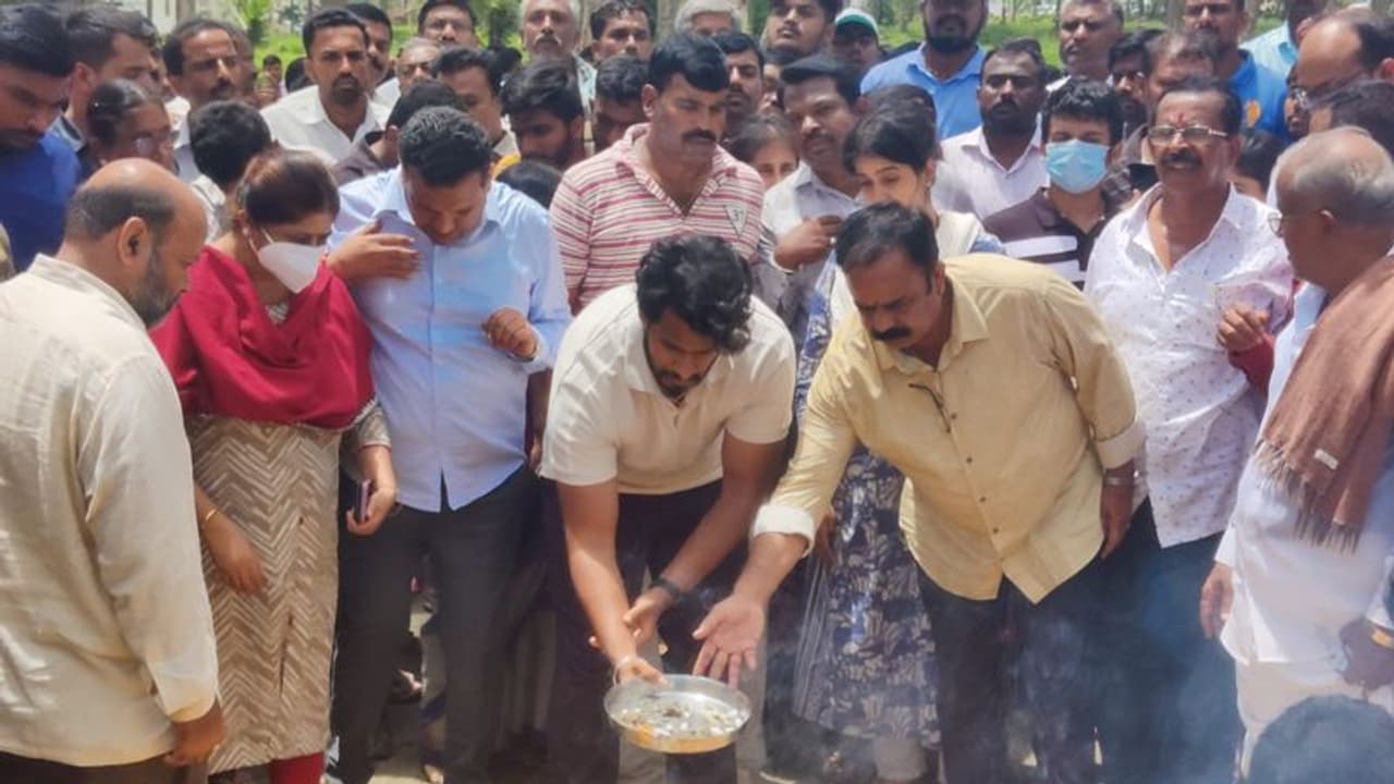 GT Devegowda ಜಿಟಿ ದೇವೇಗೌಡ ಮೊಮ್ಮಗಳ ಅಂತ್ಯಸಂಸ್ಕಾರದಲ್ಲಿ ಪಾಲ್ಗೊಂಡ ನಿಖಿಲ್ ಕುಮಾರಸ್ವಾಮಿ!