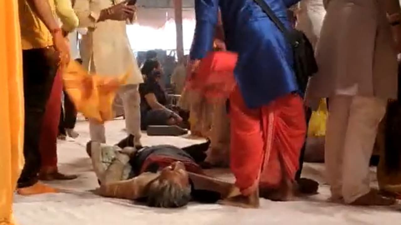 మధ్యప్రదేశ్ బాగేశ్వర్ ధామ్ ఆలయంలో తొక్కిసలాట.. 17 మంది భక్తులకు గాయాలు మధ్యప్రదేశ్ బాగేశ్వర్ ధామ్ ఆలయంలో తొక్కిసలాట.. 17 మంది భక్తులకు గాయాలు