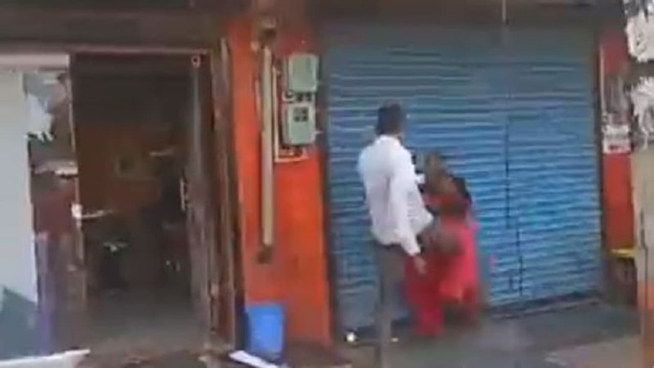 నడిరోడ్డుపై మహిళా న్యాయవాదిమీద దారుణమైన దాడి.. చోద్యం చూస్తున్న జనం.. వీడియో వైరల్... నడిరోడ్డుపై మహిళా న్యాయవాదిమీద దారుణమైన దాడి.. చోద్యం చూస్తున్న జనం.. వీడియో వైరల్...